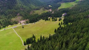 Orman dağlarında üzerinde uçuş