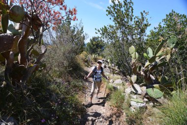 dağ tarafı kadın tırmanıyor
