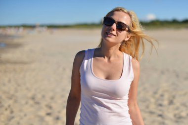 Kumsalda genç bir kadın