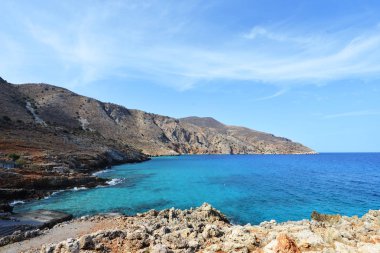 Yalı, dağlar ve kayalar