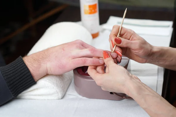 La esteticista está haciendo manicura a su cliente. — Foto de Stock