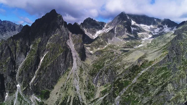 Zbocza i szczyty gór — Zdjęcie stockowe