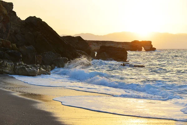 Dalgalar sıçrama de taşlar