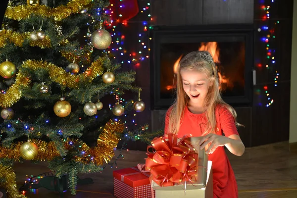 Leuk meisje in de buurt van de kerstboom — Stockfoto
