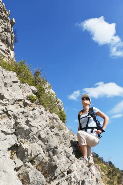 Dağ tarafı kadın tırmanıyor — Stok fotoğraf