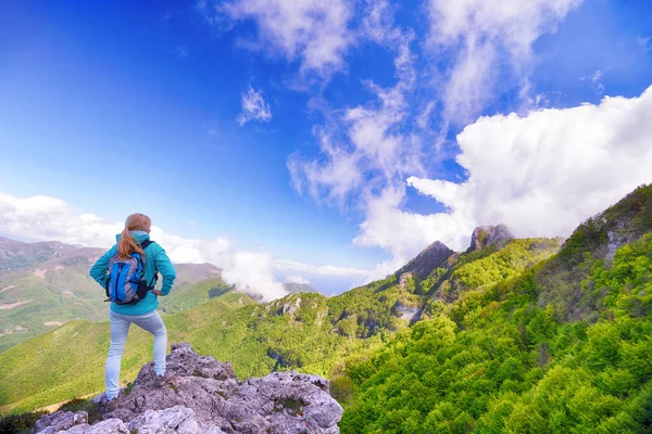 Kadın dağ başında durmak