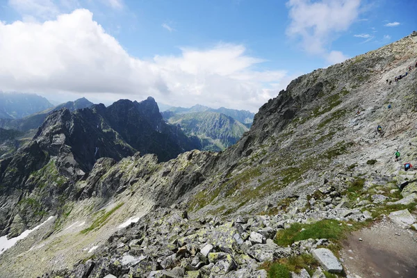 yamaçları ve Dağları doruklarına