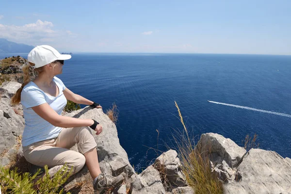 Mujer en la cima de la montaña — Foto de Stock