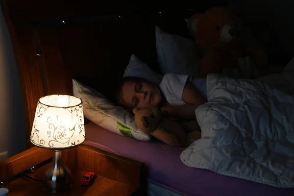 Niño en la cama — Foto de Stock