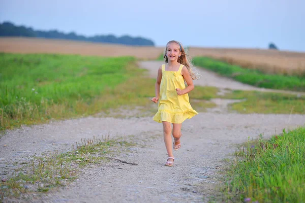 Krásná dívka běží — Stock fotografie