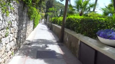 Genç kadın Capri adasında seyahat