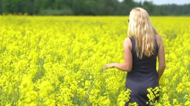 Genç sarışın kadın güzel kolza tohumu alanında poz