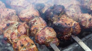 Lezzetli kızarmış domuz eti üzerinde ızgara