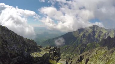 bulutlar Dağların üzerinden hareket görünümünü Timelapse