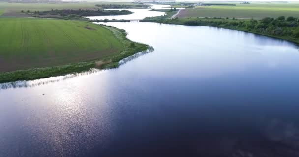 Río por la mañana Vista de los pájaros — Vídeos de Stock