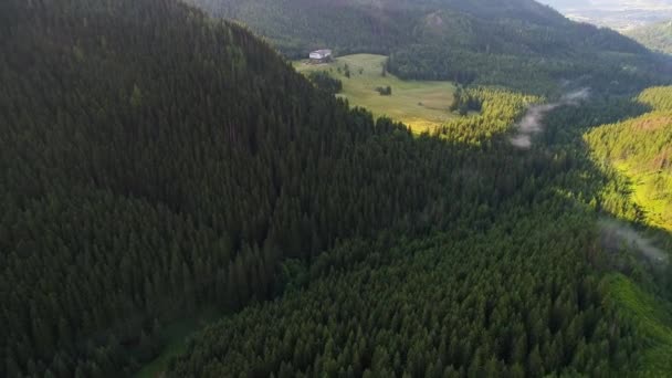 Vista aérea del hotel en hermosas montañas — Vídeos de Stock