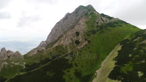 Vuelo en montañas cerca del pico Gewont — Vídeos de Stock