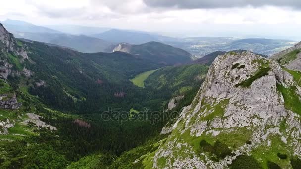 Gewont peak yakınındaki dağlarda uçuş — Stok video