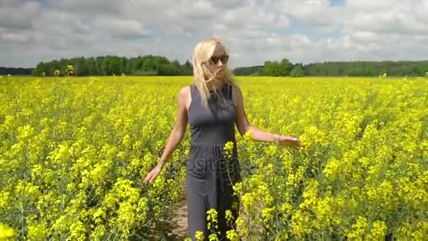 Młoda Blondynka kobieta stwarzających w pięknej brązowej — Wideo stockowe