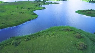 göller ve çayırlar arazi üzerinde uçuş