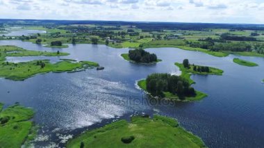 göller ve çayırlar arazi üzerinde uçuş