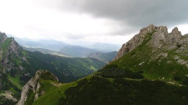 Gewont peak yakınındaki dağlarda uçuş