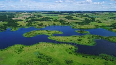 göller ve çayırlar arazi üzerinde uçuş