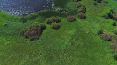 göller ve çayırlar arazi üzerinde uçuş