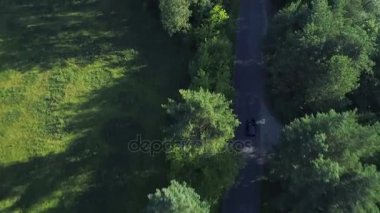 ormanda spor araba havadan görünümü