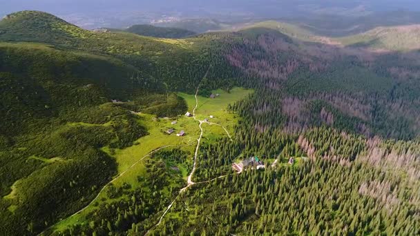 Vuelo en las montañas de Tatry cerca de Zakopane — Vídeo de stock