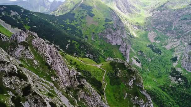 Vuelo en montañas cerca del pico Gewont — Vídeos de Stock