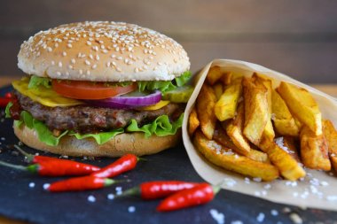 lezzetli hamburger, patates kızartması ile