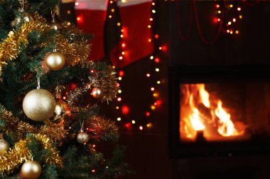 Noel ağacı iç şömineli