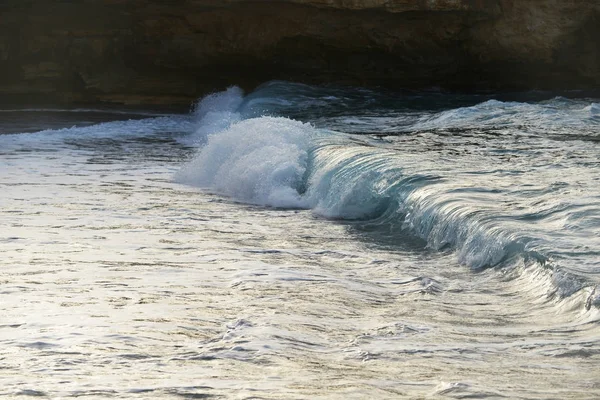 Spiaggia sulla riva del mare — Foto Stock