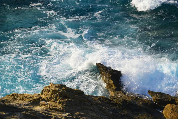 Ondas respingo em pedras — Fotografia de Stock