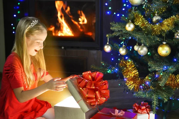 Menina bonito perto de árvore de Natal — Fotografia de Stock