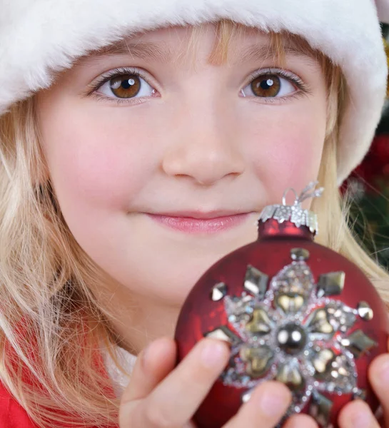 Девушка держит рождественский бал — стоковое фото