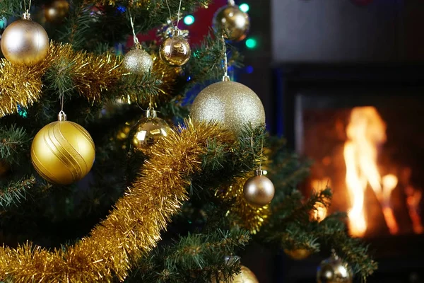 Kerstboom in interieur met open haard — Stockfoto