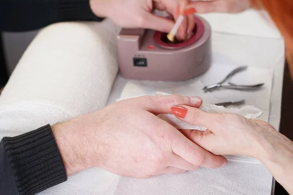 El esteticista está haciendo manicura. — Foto de Stock