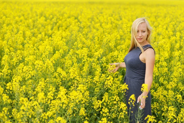Donna a campo di colza — Foto Stock