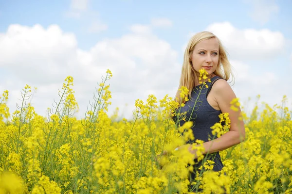 Vrouw op gebied van canola — Stockfoto