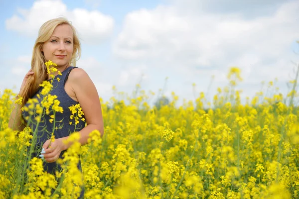 Vrouw op gebied van canola — Stockfoto