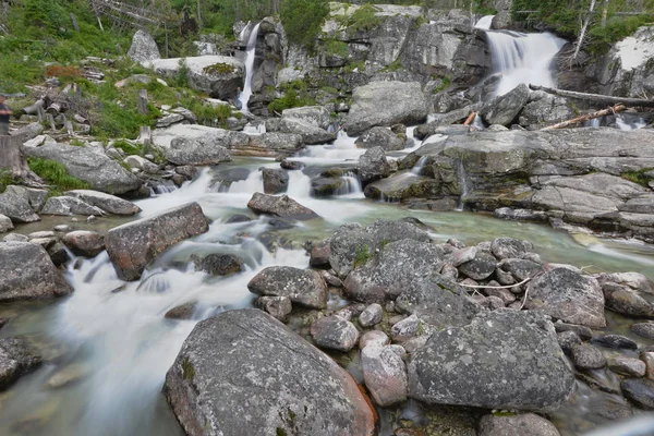 Água corrente na montanha — Fotografia de Stock