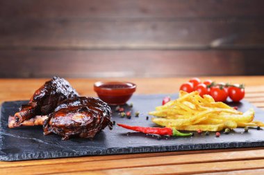 kızarmış patates ve domuz eti