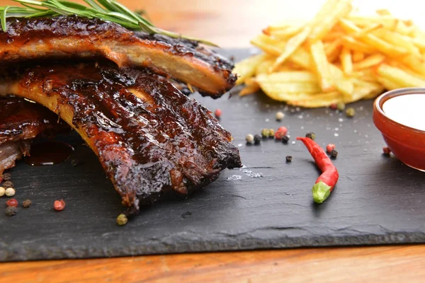 Patatas y costillas de cerdo — Foto de Stock