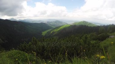 bulutlar Dağların üzerinden hareket görünümünü Timelapse
