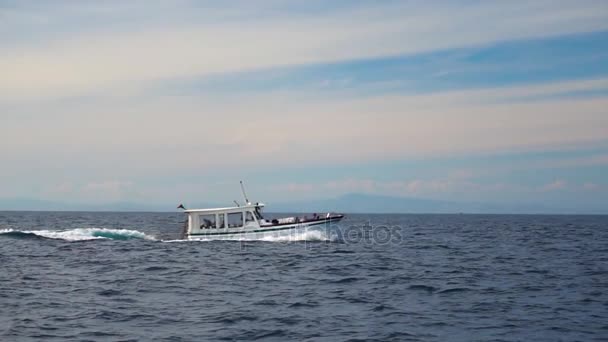 Viagem de navio em torno da ilha de Capri — Vídeo de Stock