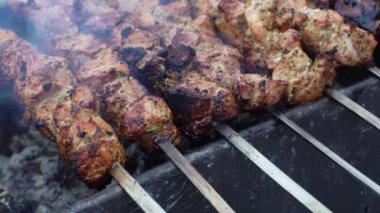 Lezzetli kızarmış domuz eti üzerinde ızgara