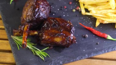 Izgara Barbekü domuz eti kaburga taş plaka üzerinde