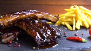 taş plaka üzerinde ızgara mangalda pirzola
